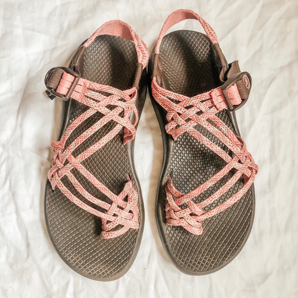 great condition triple strap peachy chacos! ⭐️